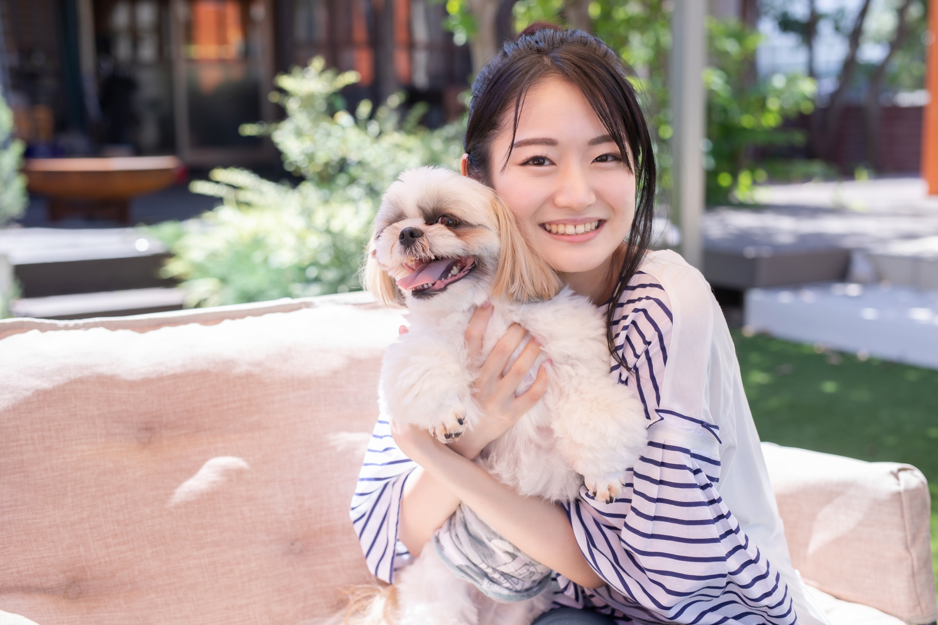 犬を抱く女性