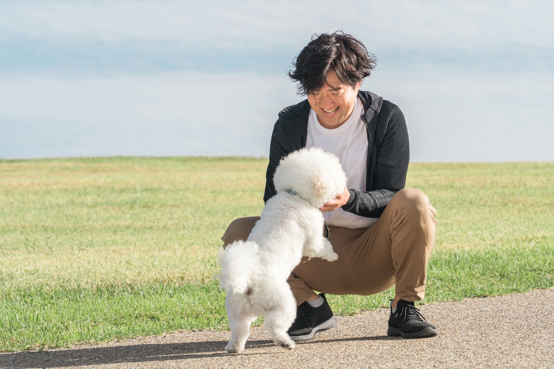 犬の散歩をする男性