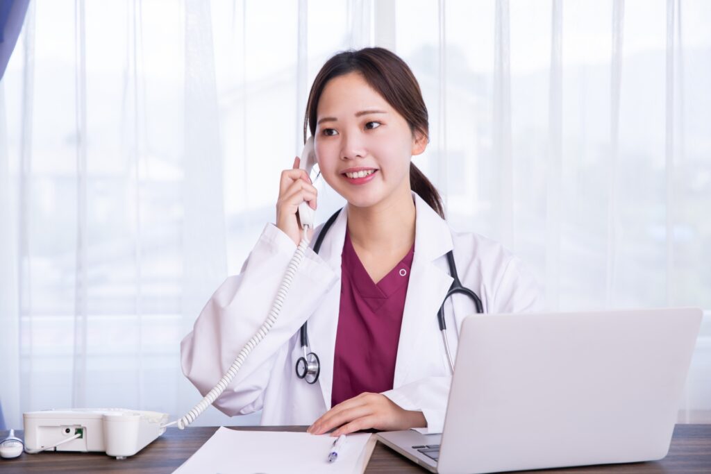 電話をする女性医師