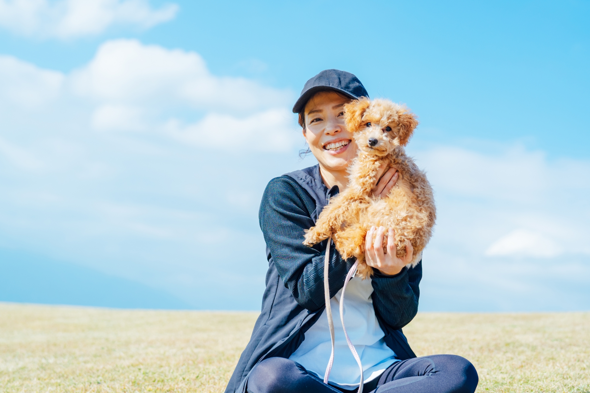 スポーツウェアで犬の散歩をする女性