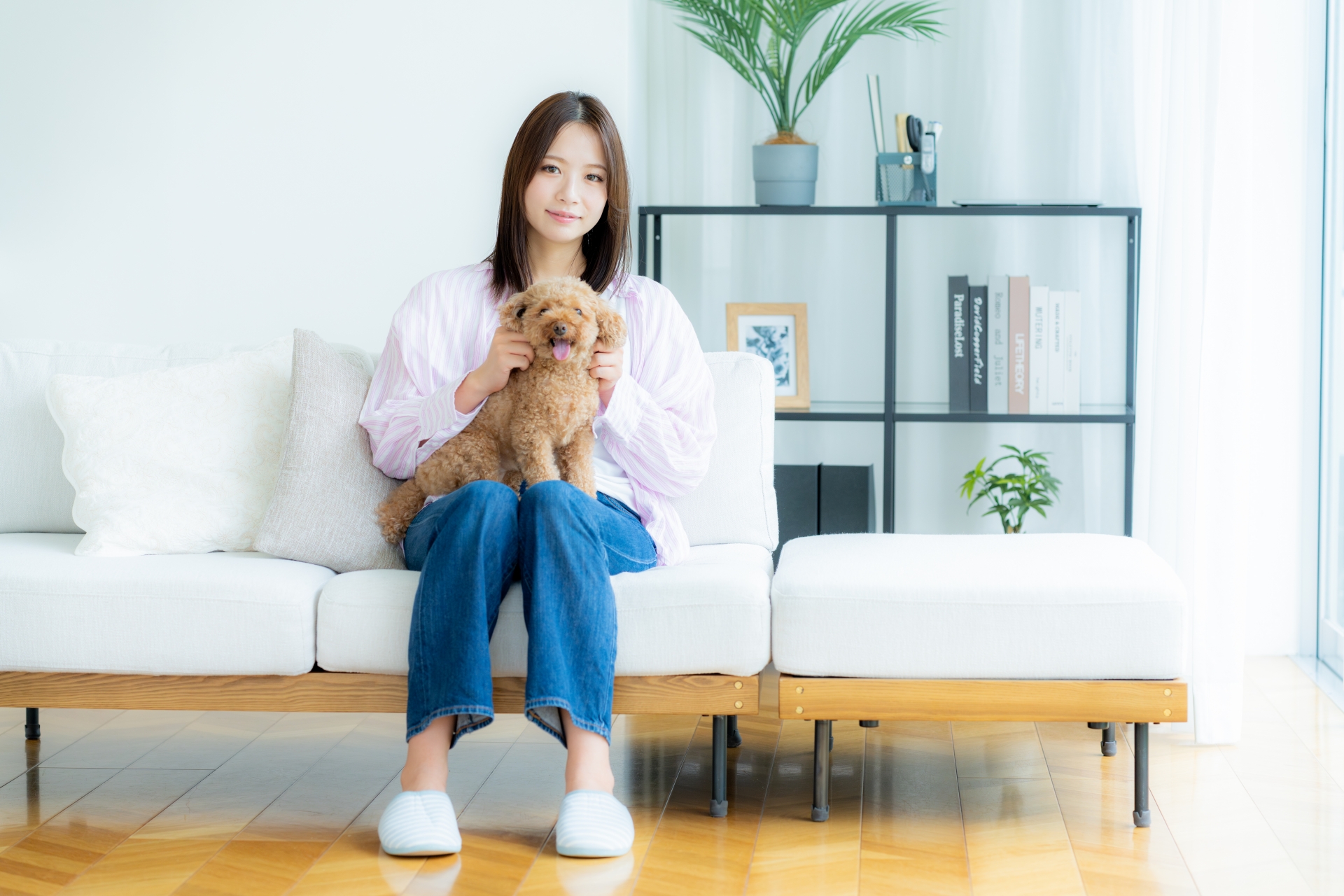 部屋でペットとくつろぐ若い女性
