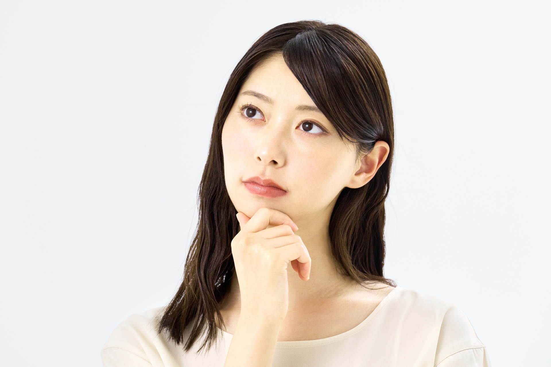 考える若い女性