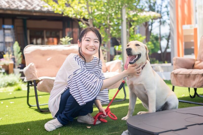 飼い主の女性と犬