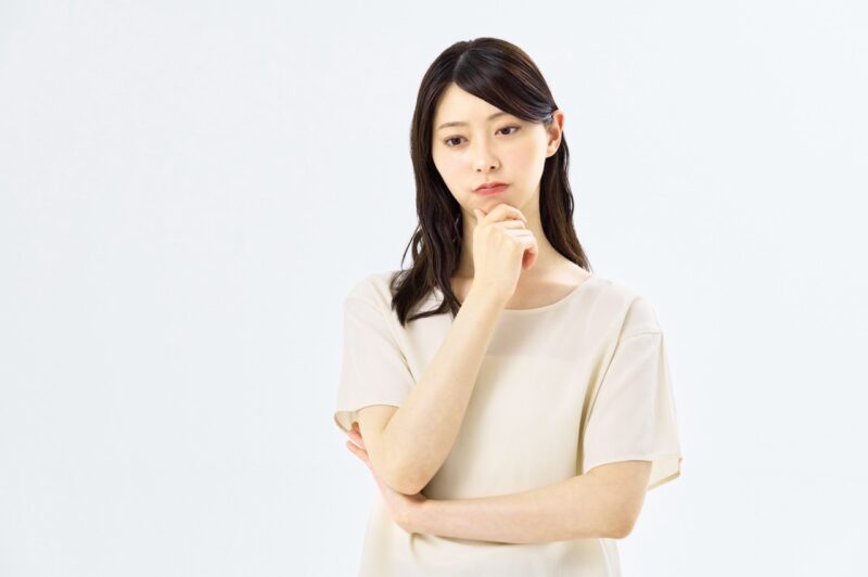 犬について考える女性