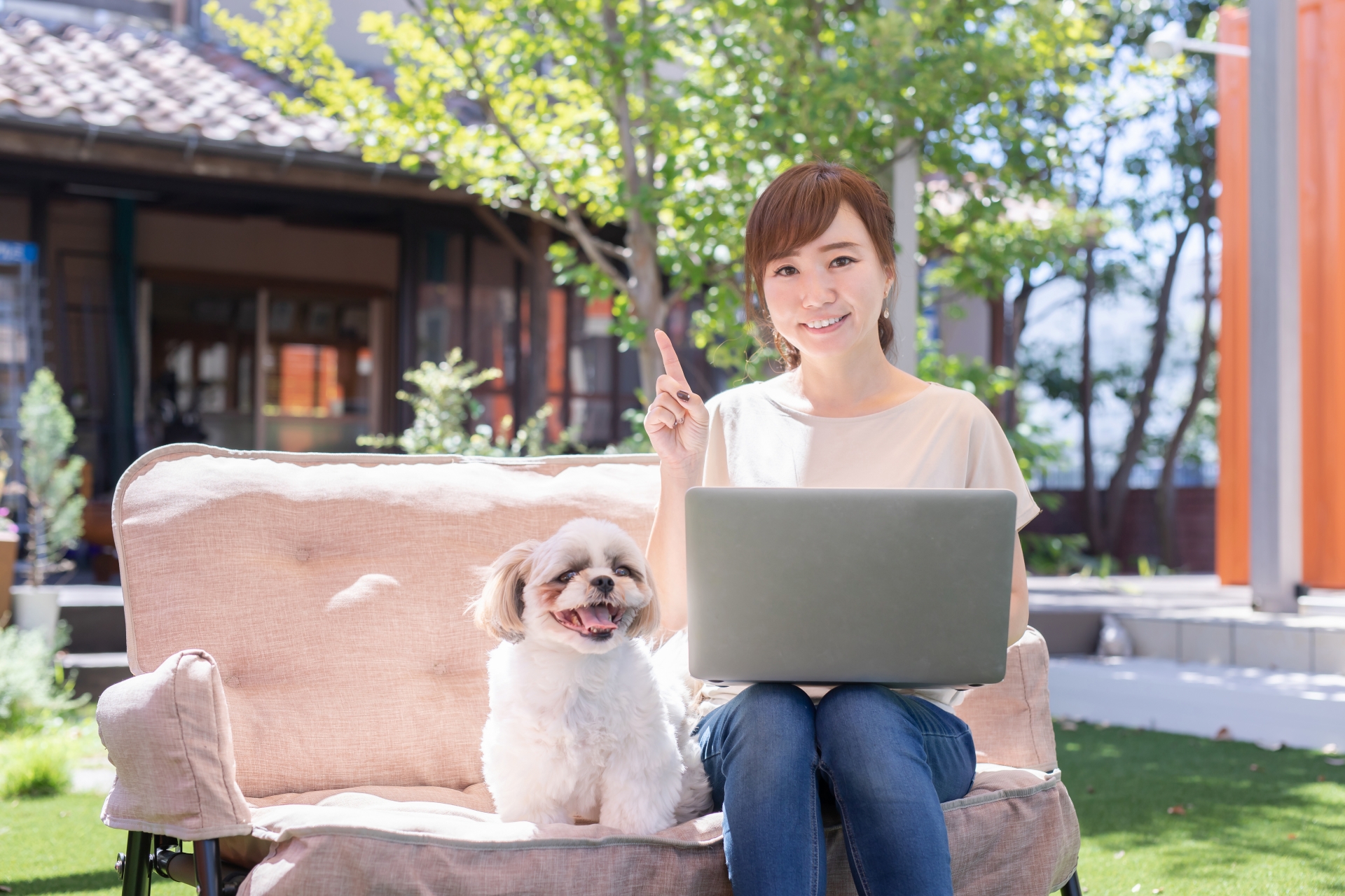 若い女性の隣に座る犬