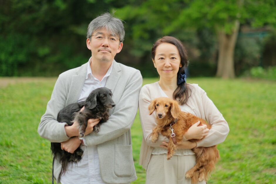 怖がりな犬はしつけ教室で変われる？特徴や原因、接し方のポイントも解説
