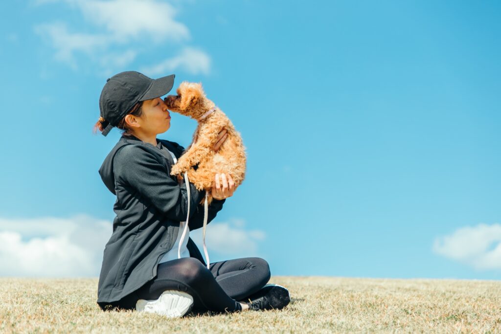 ポーツウェアで犬の散歩をする女性