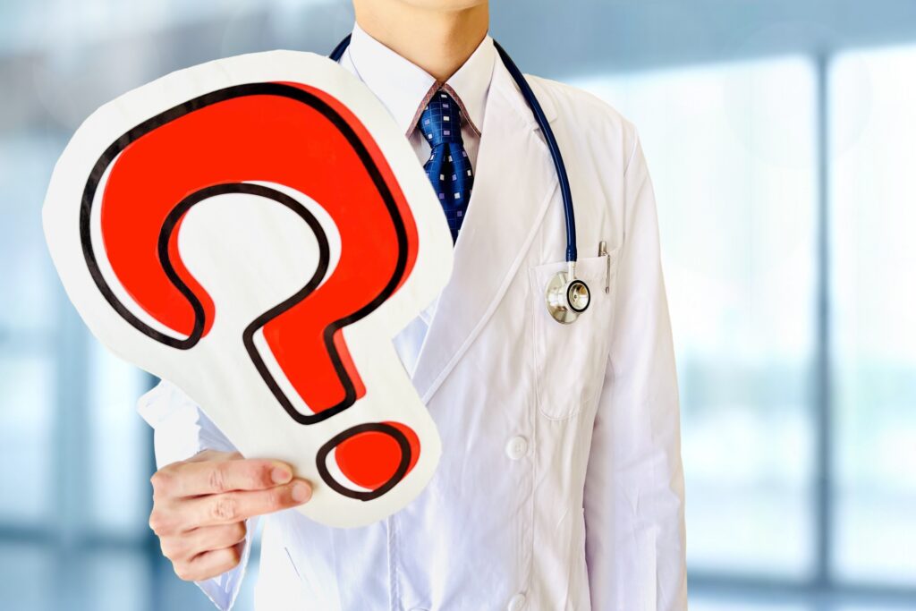 医療や健康の疑問を伝える男性医師