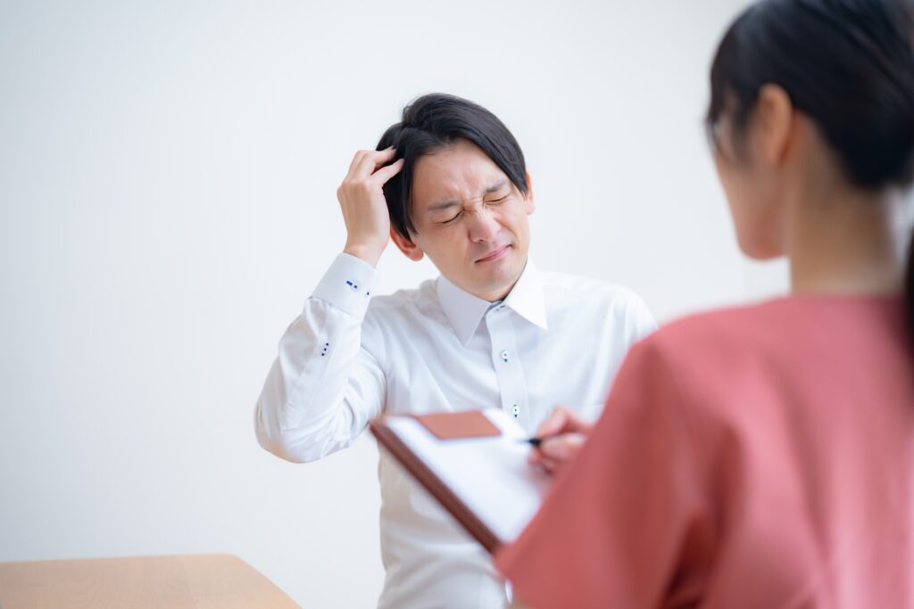 考え込む男性