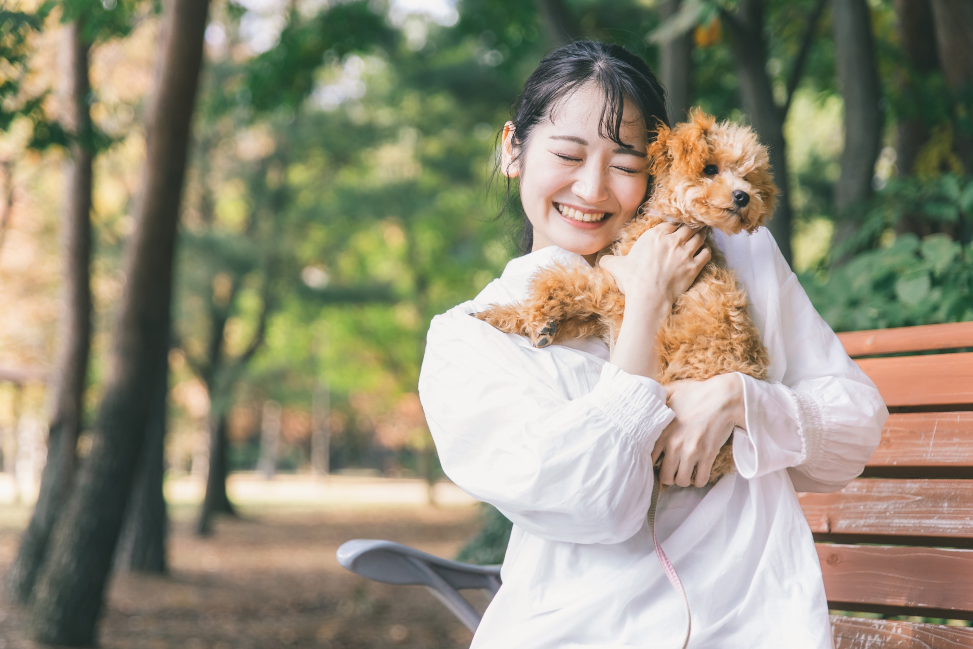 犬を抱きしめる女性