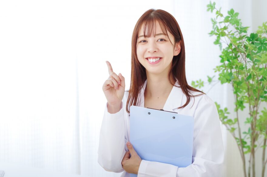 白バックの白衣の若い女性