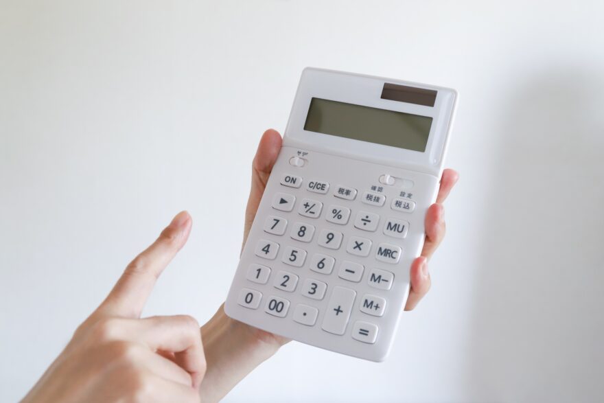 計算機を使う手元