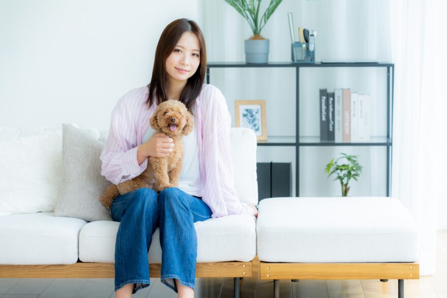 部屋でペットとくつろぐ若い女性