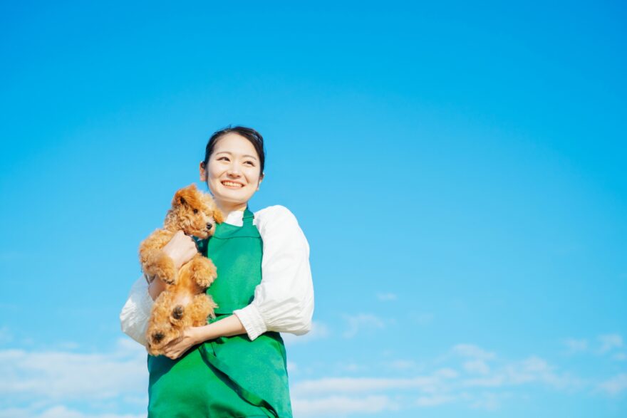 愛犬と遊ぶ女性