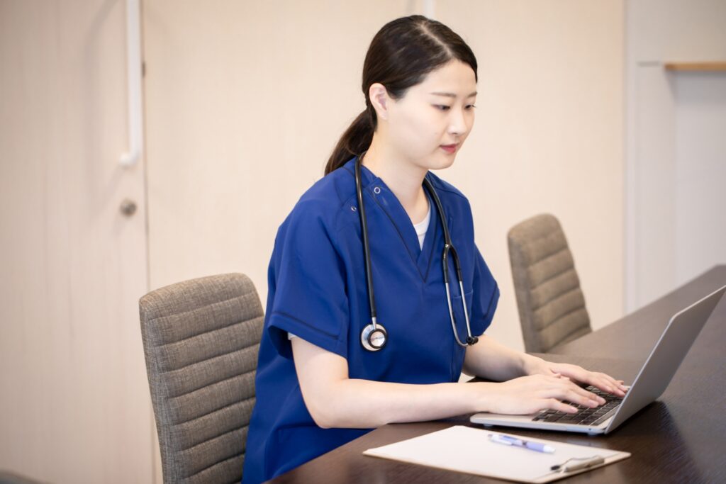 PC操作をする医者