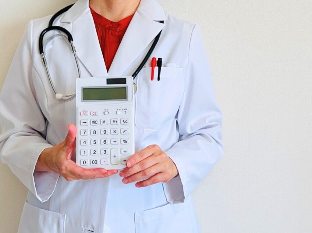 電卓を持つ女性ドクター