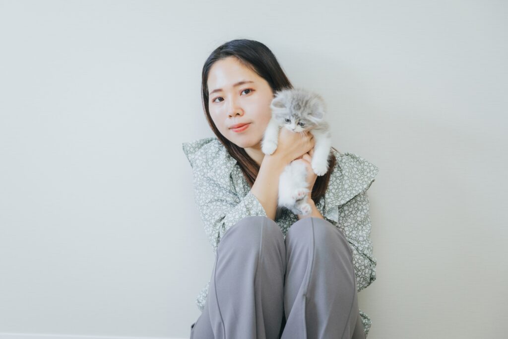 ペットの子猫と若い女性