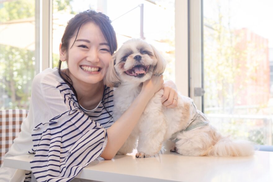 愛犬と遊ぶ女性
