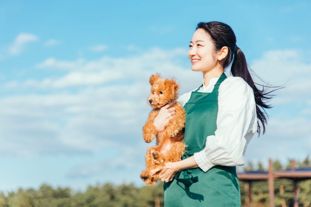 ペットホテルのスタッフと犬