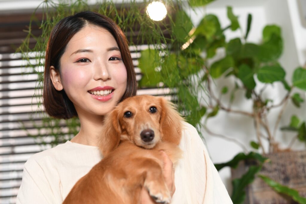 犬を抱っこする飼い主