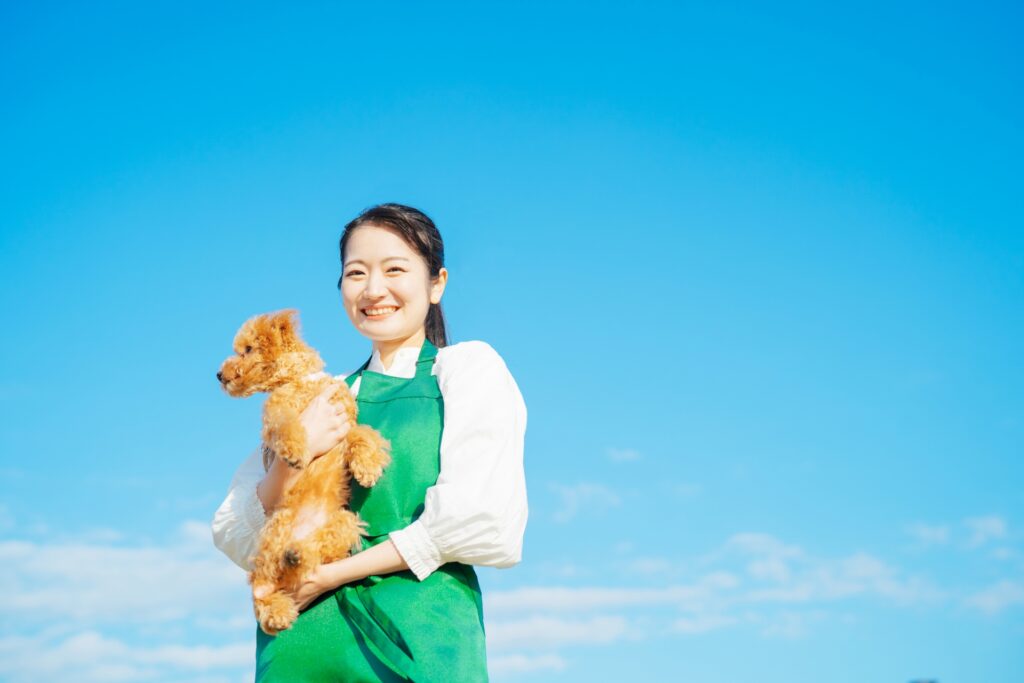 愛犬と遊ぶ女性