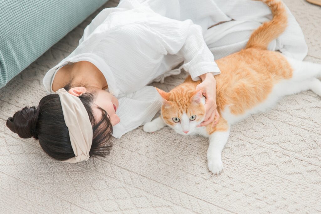 猫を可愛がる女性