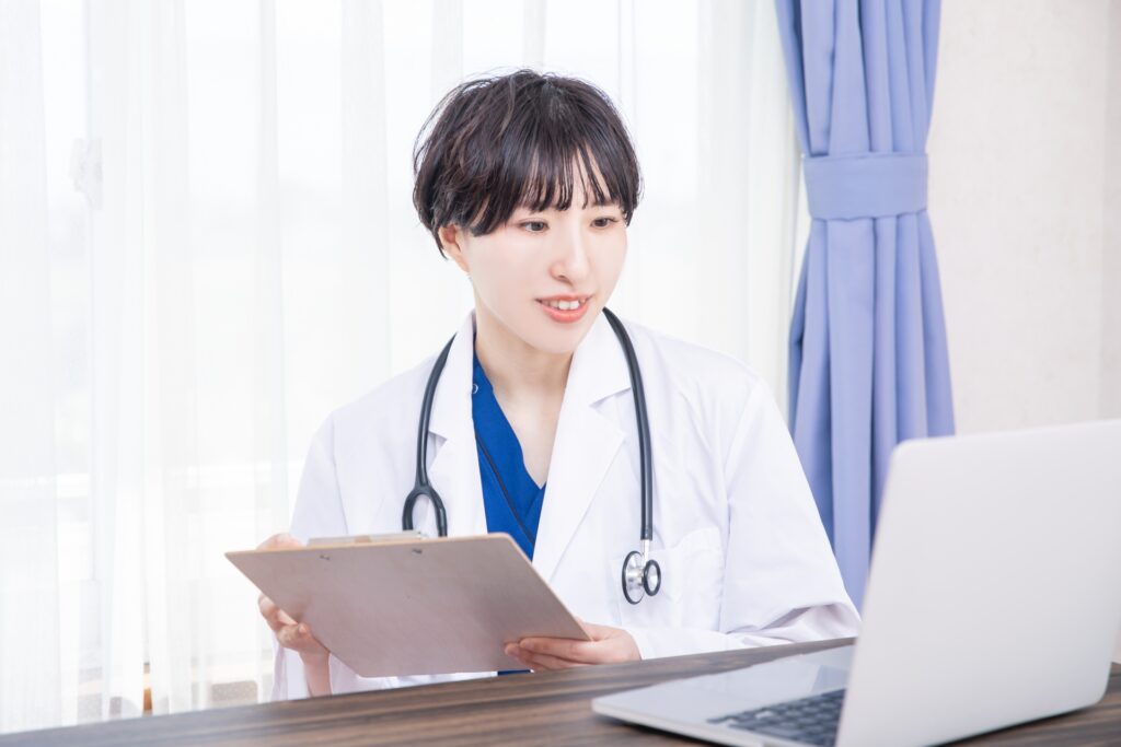 診察をする女医