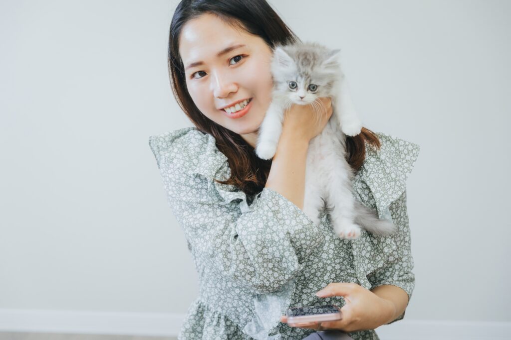 子猫と若い女性