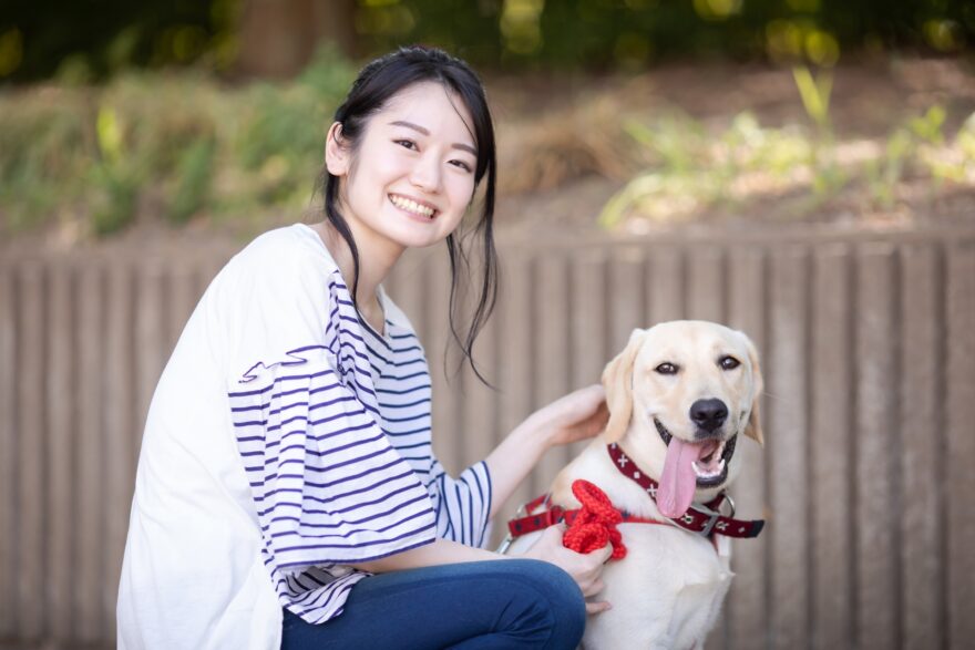 犬の散歩をする女性
