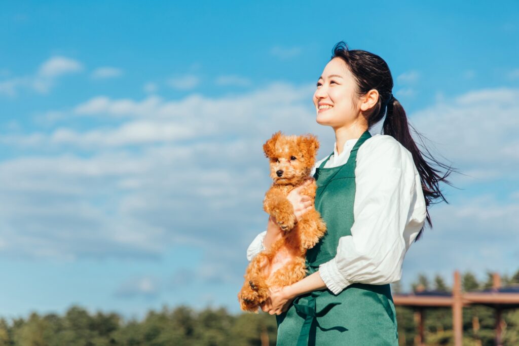 愛犬と遊ぶ女性