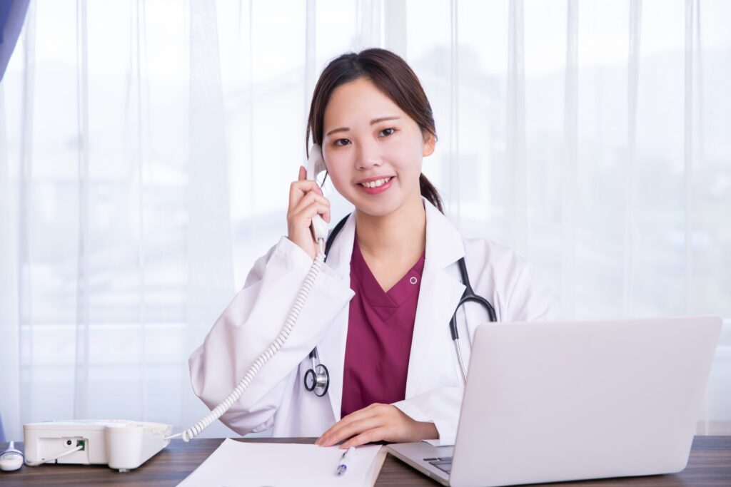 電話をする女性の医者　Doctor