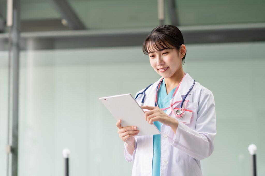 タブレットを操作する若い女性医師