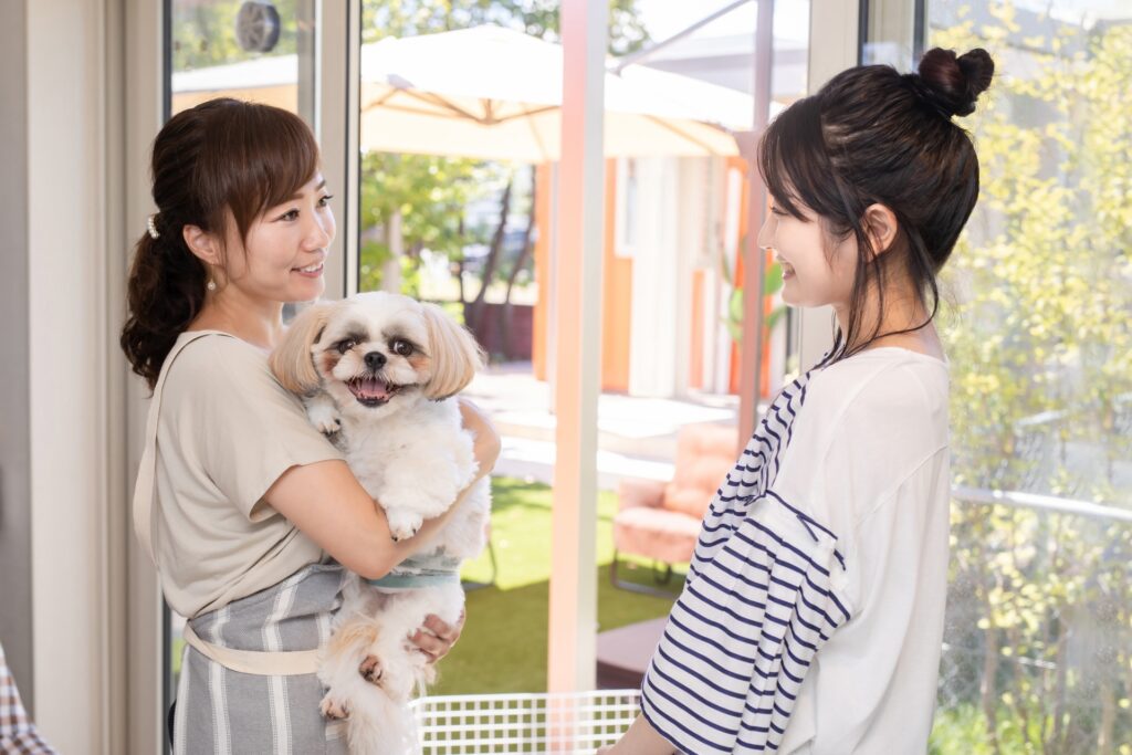 愛犬と遊ぶ女性