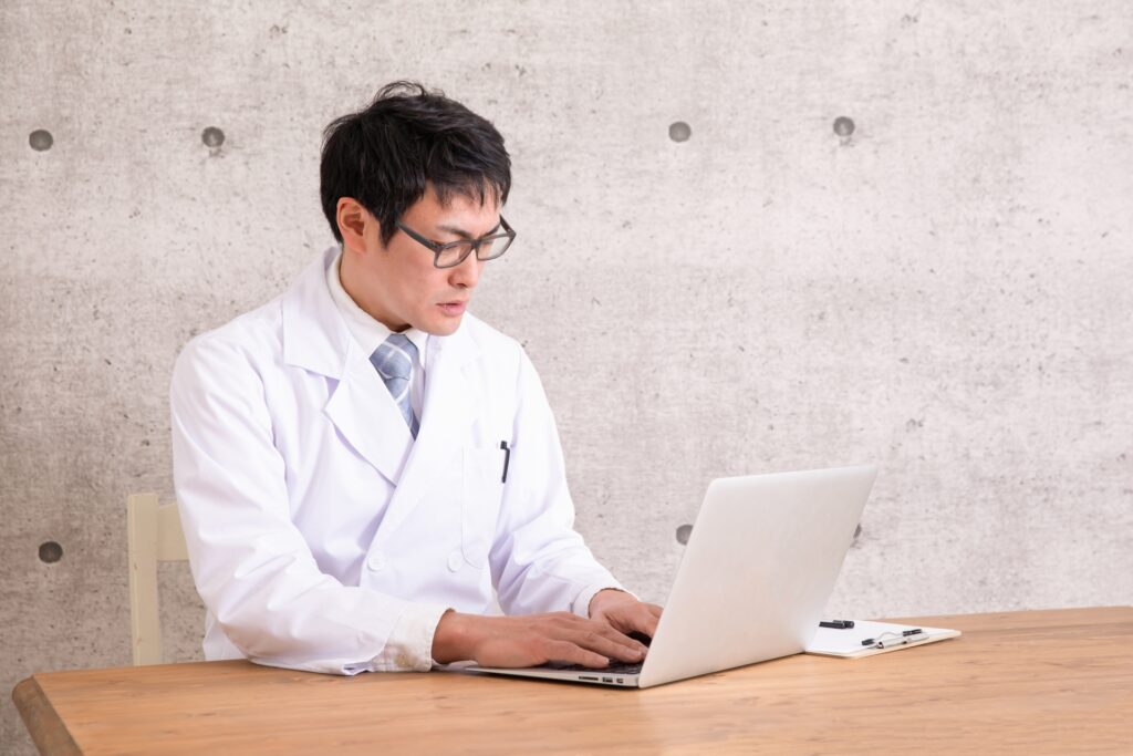 調べ物をする男性