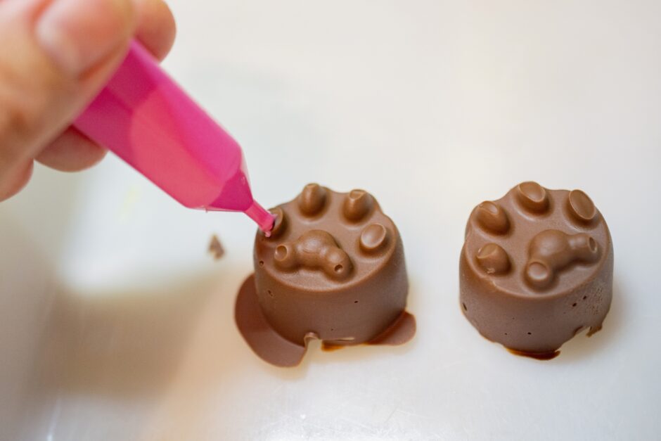 犬にチョコレートは危険！中毒症状や応急処置、早期受診の重要性を詳しく解説