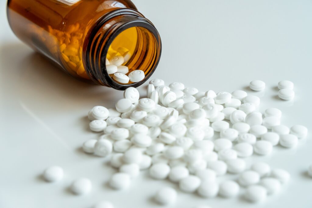 倒れた薬瓶と大量の錠剤３