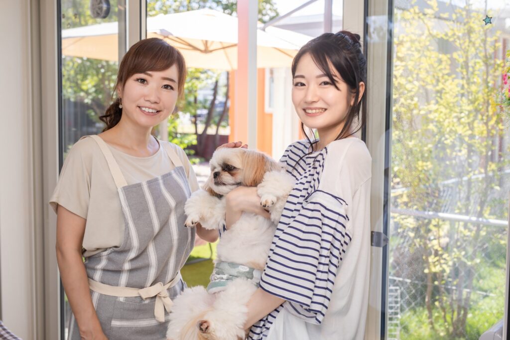 愛犬と遊ぶ女性