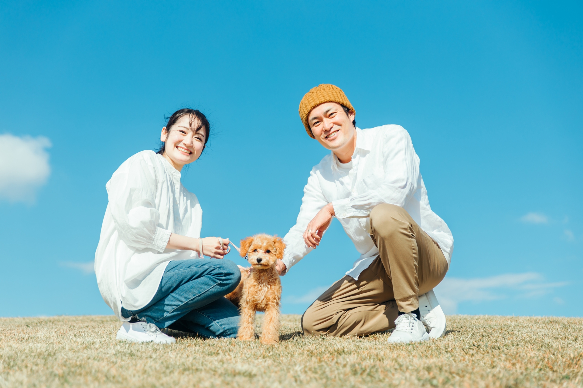 愛犬と遊ぶ男女