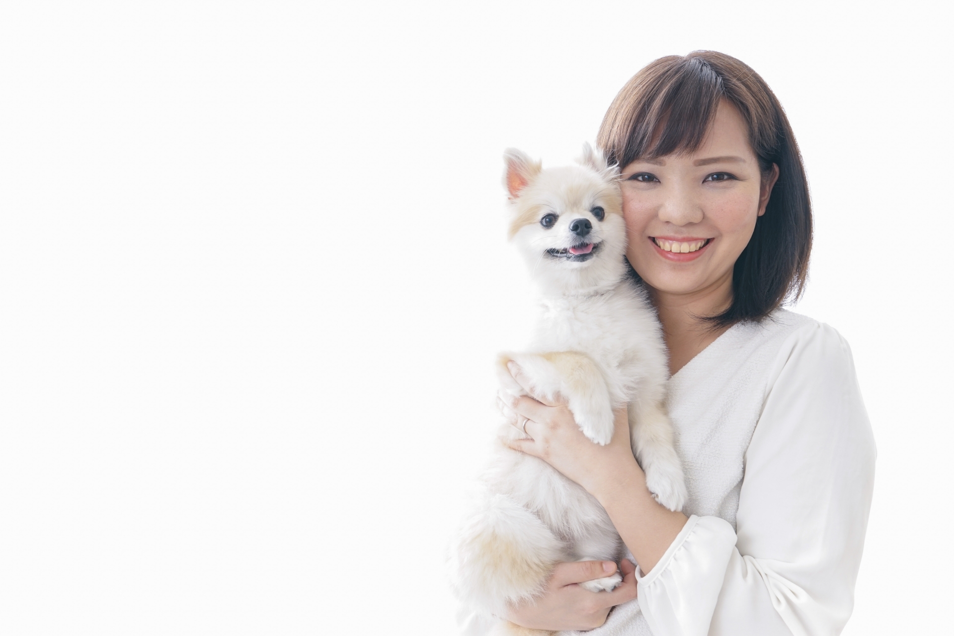 犬を抱っこする女性