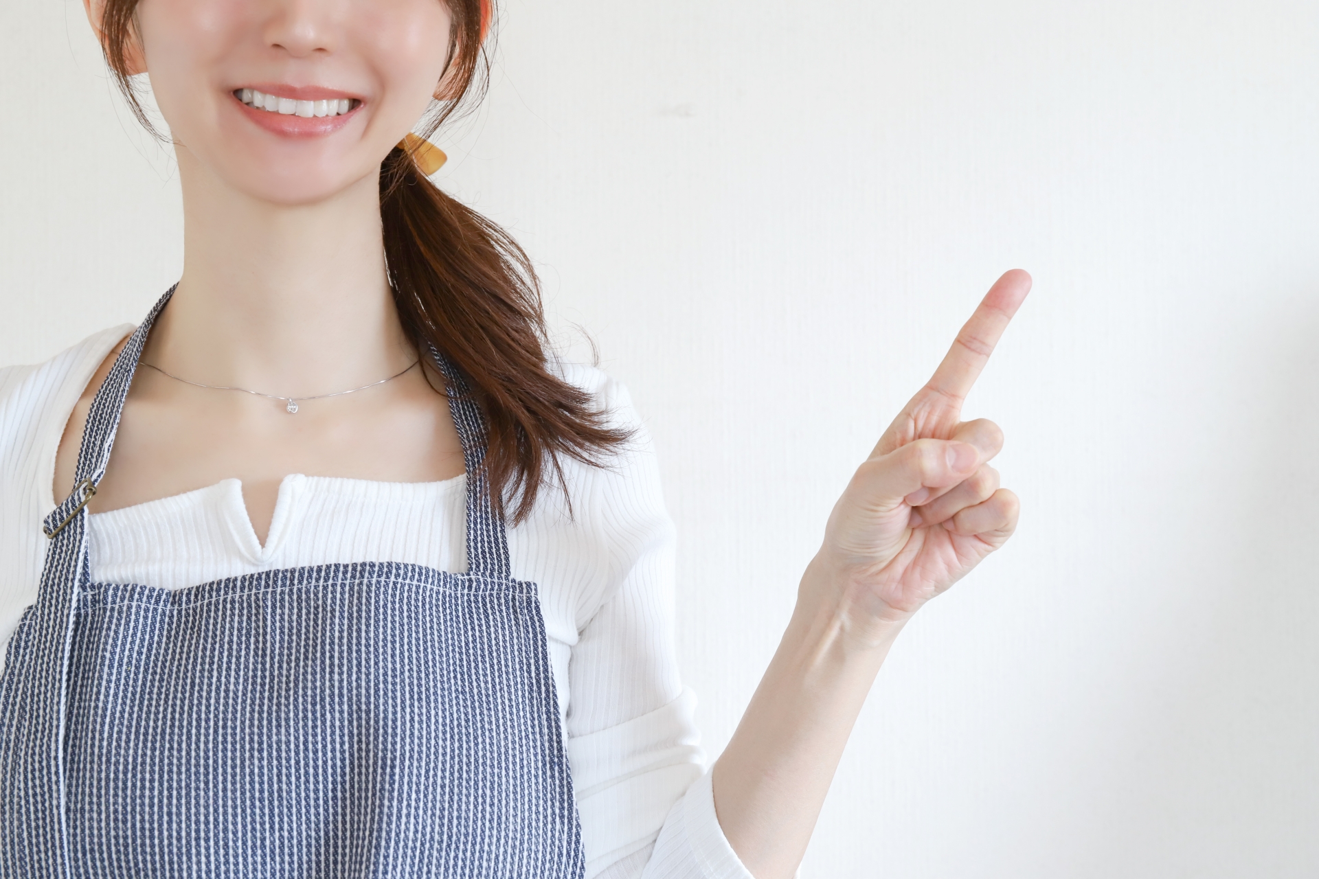 指をさす女性
